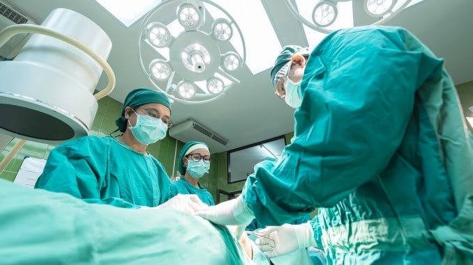 surgery-1807541_1280 Krankenhauszusatzversicherung für Chefarztbehandlung und weitere Vorteile