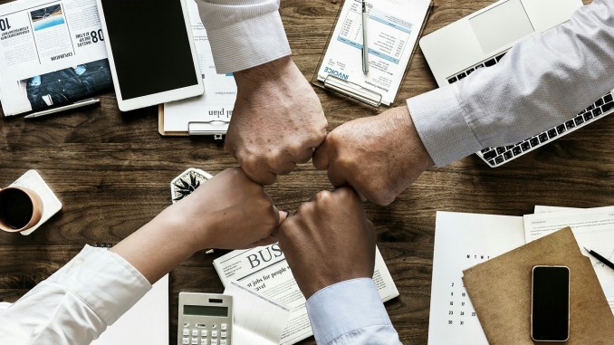 teamwork-gd3a6093f3_1280 Versicherungen Affiliate